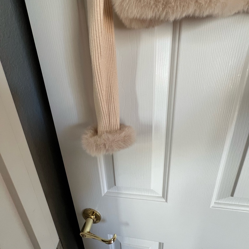 Chic Beige Fur-Trimmed Cardigan - Picture 4 of 8